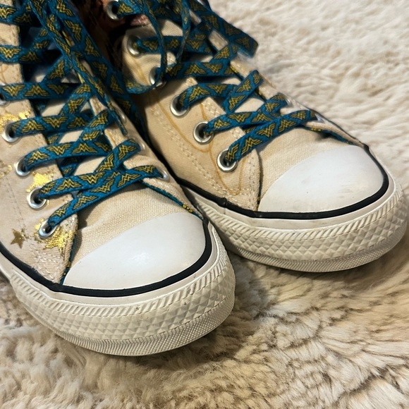 Wonder Woman Hi Top Converse - Picture 4 of 14